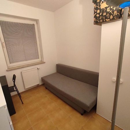 Nice Room With 2 Shared Bathrooms ,Wc , 2Km To Old Town -100M From Metro Szwedzka Варшава Екстериор снимка