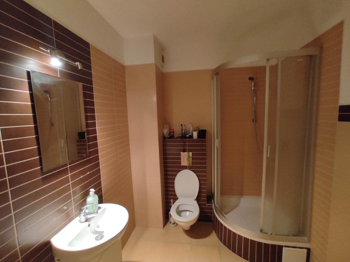 Nice Room With 2 Shared Bathrooms ,Wc , 2Km To Old Town -100M From Metro Szwedzka Варшава Екстериор снимка